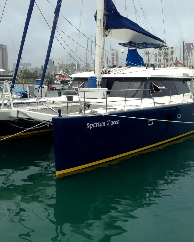 Même coque de catamaran après rénovation RestorFX Marine : bleu profond retrouvé