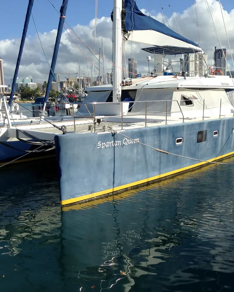 Coque de catamaran oxydée et délavée avant rénovation
