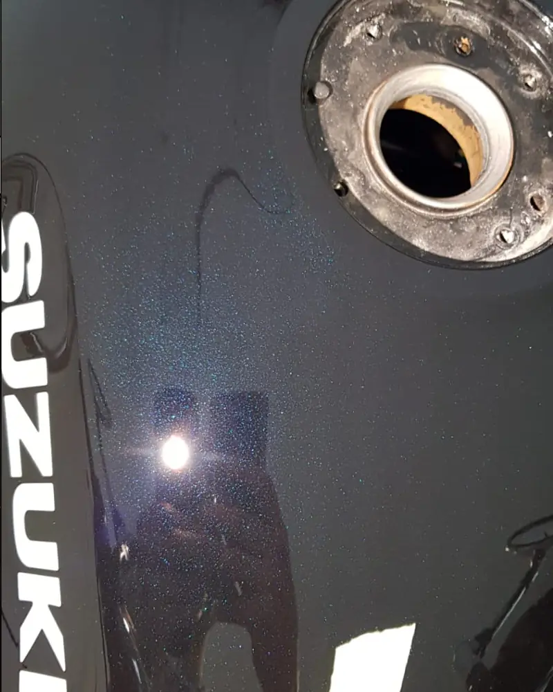 Même réservoir de moto après rénovation RestorFX : brillance profonde