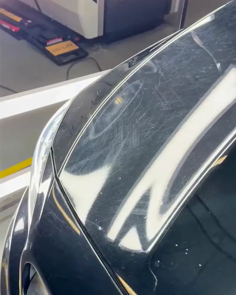 Capot de Mercedes-AMG GLA 45 avant rénovation à Vichy