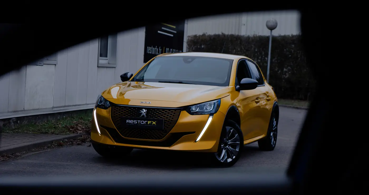 Peugeot 208 jaune dans un centre RestorFX : zones traitées par les prestations de remise en état