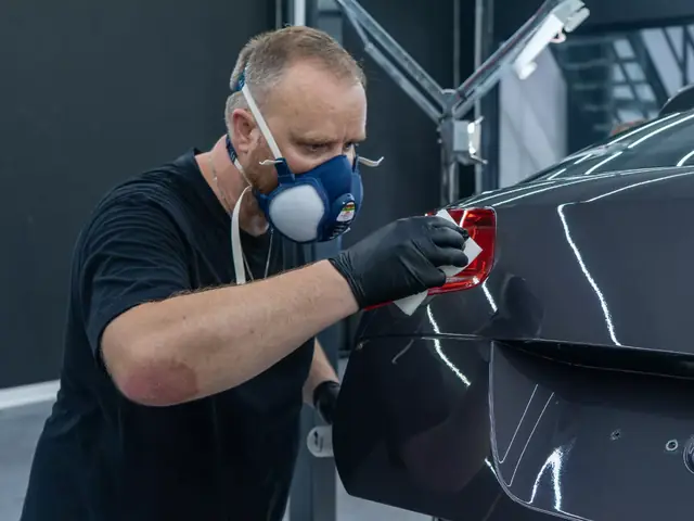 Technicien du centre RestorFX Quimper rénovant un capot