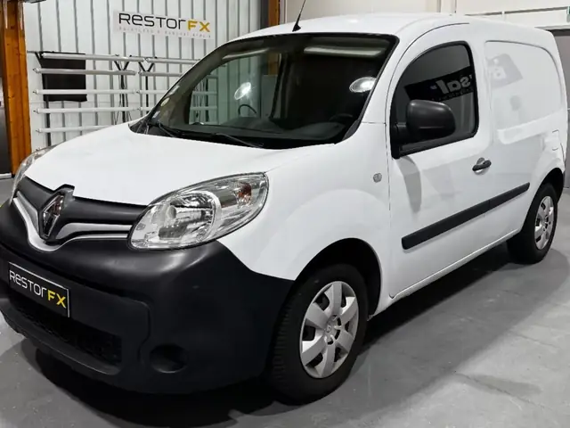 Utilitaire Renault Kangoo remis en état dans un centre RestorFX