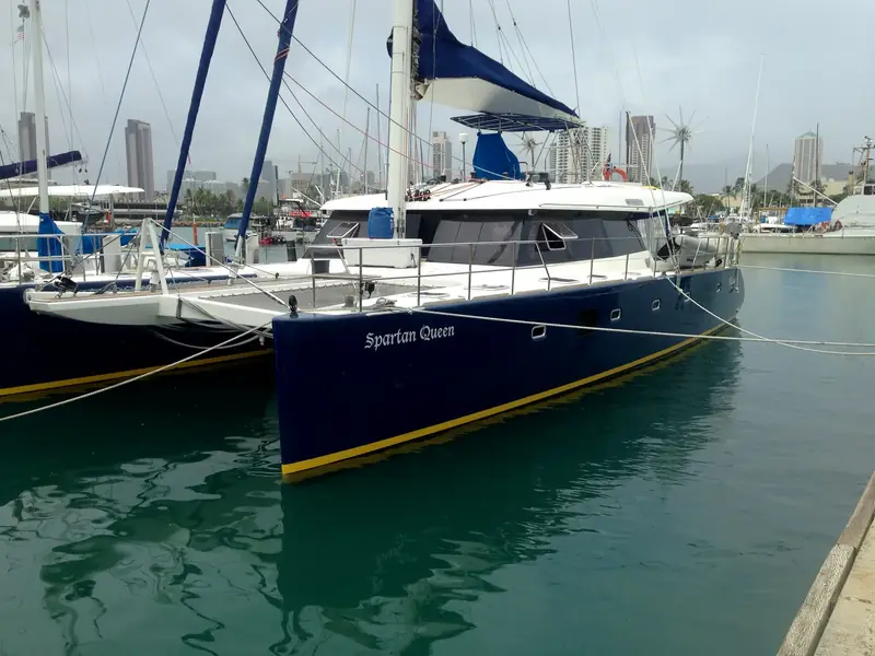 Coque de catamaran rénovée