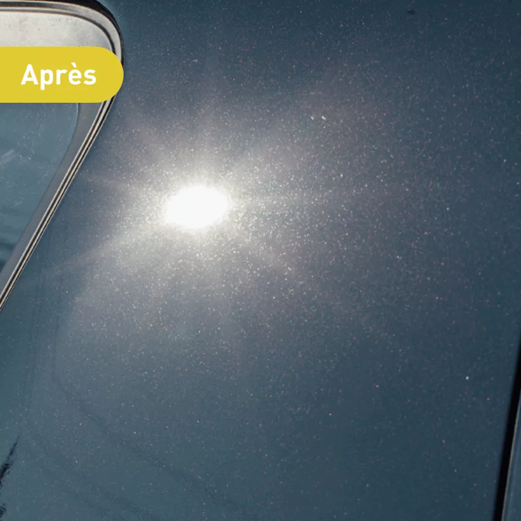 Vue après restauration d'une voiture d'occasion, montrant une surface métallique lisse et brillante avec un reflet de lumière intense, indiquant un nettoyage ou un polissage efficace.