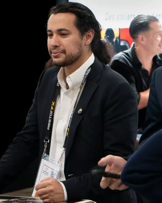 Salah Eddine Bakiri, responsable marketing et communication de RestorFX France, sur un salon professionnel