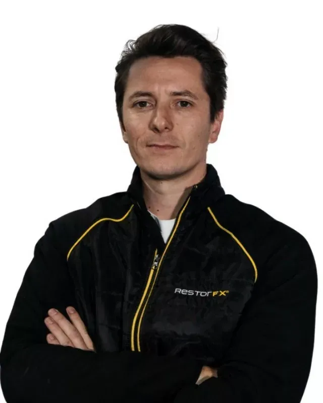 Vincent Desbordes, directeur du développement de RestorFX France, bras croisés en veste RestorFX